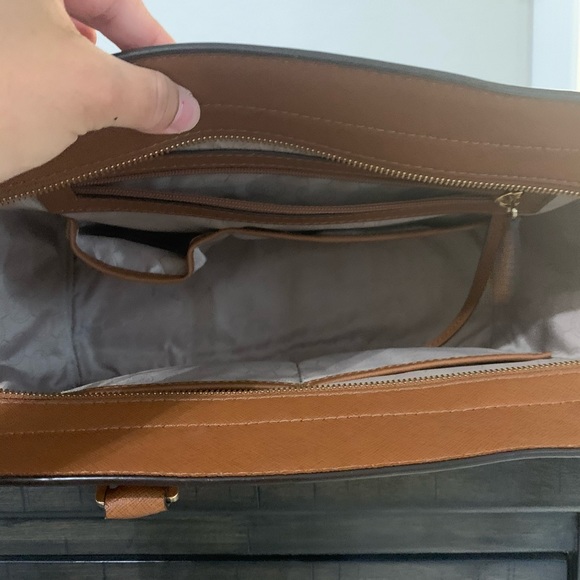 Micheal kors sachet handbag - Picture 3 of 5